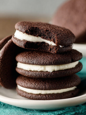 Homemade Oreos Recipe | Easy Copycat Cookies in 35 Min 25 Close-up of Homemade Oreos Recipe with creamy vanilla filling, Oreo-style cookies