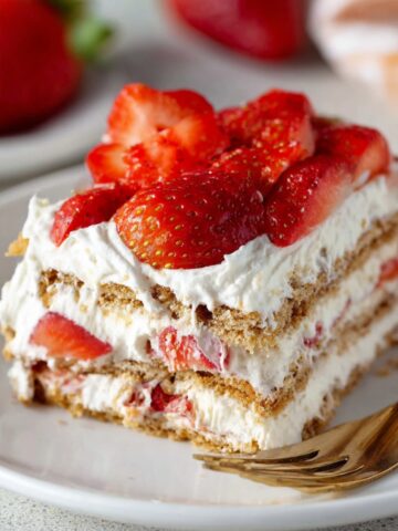 Easy Strawberry Icebox Cake Recipe 1 A close-up of a delicious Strawberry Icebox Cake, topped with fresh sliced strawberries and creamy layers.