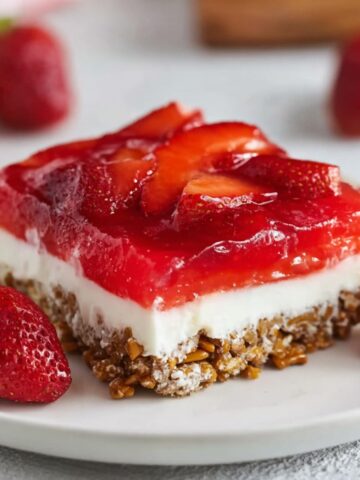 Easy Strawberry Pretzel Salad Recipe 2 serving of Strawberry Pretzel Salad with a pretzel crust, cream cheese layer, and topped with fresh strawberries and gelatin.